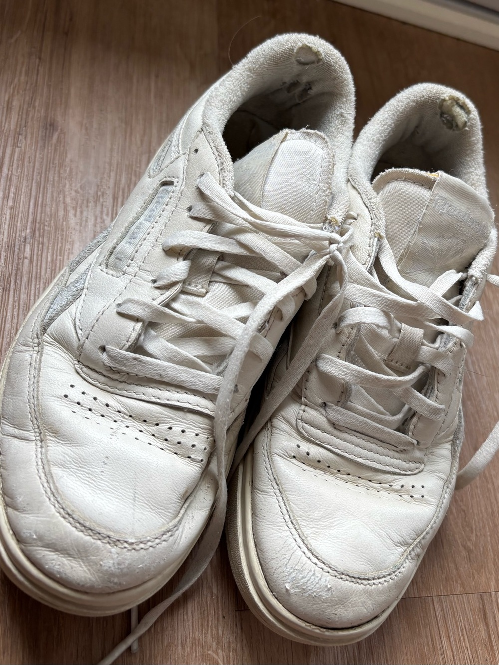 Free with any order 🚨 Reebok White Casual Sneakers